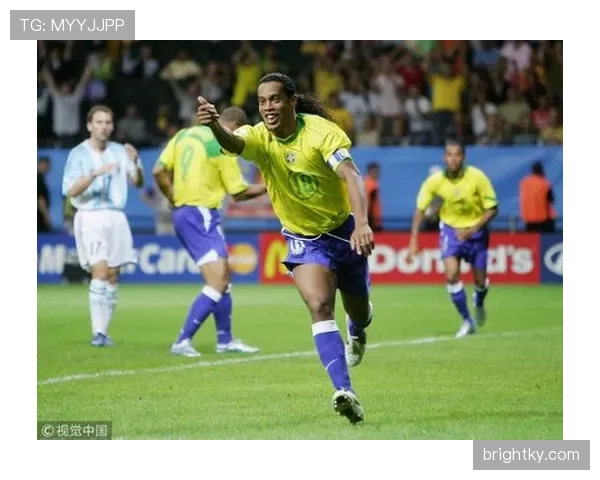 小罗退役后还在夜店蹦迪，这体力是真实存在的？